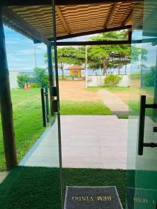 una porta a vetri con vista su un parco di Pousada Sol & Mar a Serra