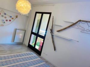 een kamer met een deur en een muur met een raam bij Montecatini Sunrise in Montecatini Terme