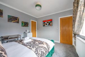 um quarto com uma cama e uma porta de madeira em *RB98BL* For your most relaxed & Cosy stay + Free Parking + Free Fast WiFi * em Farnley