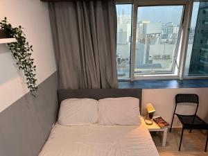 una piccola camera con letto e finestra di Double Partition Room in Al Barsha 1 Nearest to Metro a Dubai