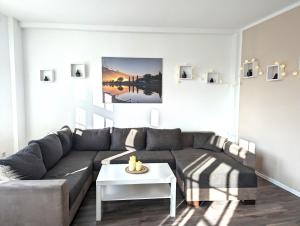 un soggiorno con divano e tavolo di Helle Grosse Wohnung Fuer Bis Zu 6 Personen - HW3b a Sebnitz