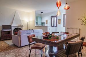 a living room with a table and a couch at Il Convivio in Otricoli
