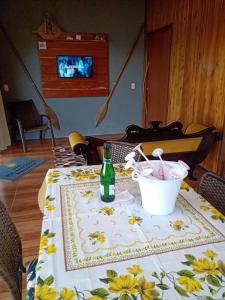 a table with a bottle of wine on top of it at Chalé Sol Nascente in Imaruí +19 photos