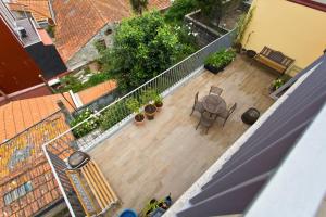 eine Aussicht über einen Balkon mit einem Tisch und Pflanzen in der Unterkunft Estrela de Gaia Apartments in Vila Nova de Gaia