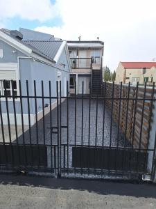 a black fence in front of a house at DAP 2 in Río Gallegos