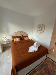 ein Schlafzimmer mit einem großen Bett mit einer braunen Decke in der Unterkunft Penthouse Golf lujo, Perla Sol 1 in Vera