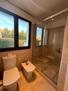 ein Bad mit einem WC und einer Dusche in der Unterkunft Penthouse Golf lujo, Perla Sol 1 in Vera