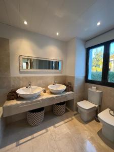 a bathroom with two sinks and a toilet at Penthouse Golf lujo, Perla Sol 1 in Vera