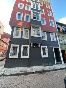 ein Gebäude an der Straßenseite in der Unterkunft Balat Apartments-Orange and Blue in Istanbul