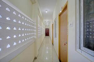 korytarz ze ścianą sztuki w obiekcie Vsv Guest House w mieście Ćennaj