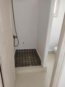 y baño con ducha y alfombra en el suelo. en Riad Marrakeshkesh, en Marrakech