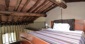 バーニ・ディ・ルッカにあるCasolare Pucciniの木製の天井のベッドルーム1室(大型ベッド1台付)