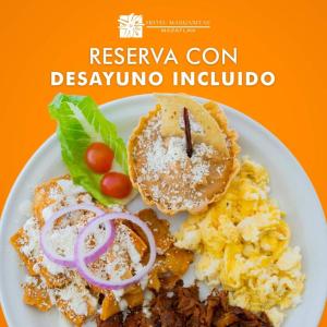 um prato branco de comida com alimentos de pequeno-almoço sobre ele em Hotel Margaritas em Mazatlán