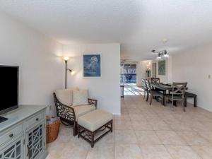 Una cocina o zona de cocina en Alligator Escape - Heated pool haven just minutes from Venice beaches