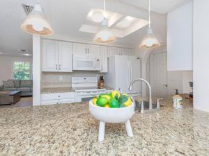 Una cocina o zona de cocina en Alligator Escape - Heated pool haven just minutes from Venice beaches