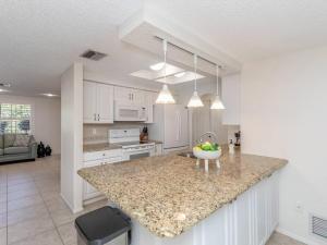 Una cocina o zona de cocina en Alligator Escape - Heated pool haven just minutes from Venice beaches