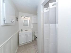 Un baño de Alligator Escape - Heated pool haven just minutes from Venice beaches