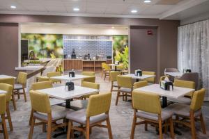 A restaurant or other place to eat at Four Points by Sheraton Alexandria