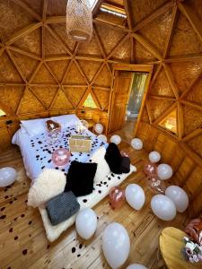 喬阿奇的住宿－Glamping Shalom，圆顶帐篷内带气球和床的房间