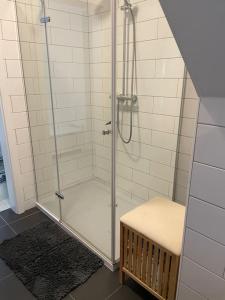 baño con cabina de ducha con banco en Biały Dom, en Łagów