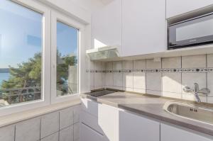 Kuchyňa alebo kuchynka v ubytovaní Apartments Edita