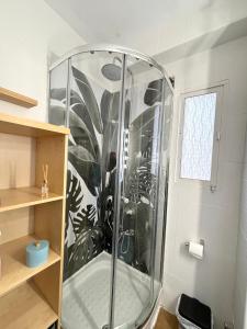 y baño con ducha y puerta de cristal. en Apartamento Vialia en Málaga