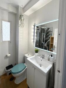 Baño blanco con aseo y lavamanos en Apartamento Vialia en Málaga