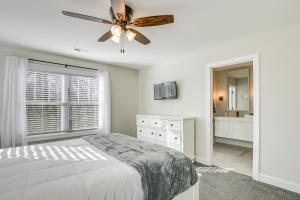 1 dormitorio con 1 cama y ventilador de techo en Modern Greer Retreat Walk to Historic Downtown!, en Greer