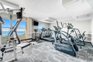 uma sala de fitness com passadeiras e bicicletas ergométricas em Camelot by the Sea - Oceana Resorts Vacation Rentals em Myrtle Beach