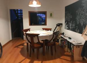 a dining room with a table and some chairs at Alojamiento Cuarto Espiral in Manizales