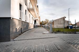 una strada vuota accanto a un edificio di Hop & Lulu Delux Apartments a Goleniów