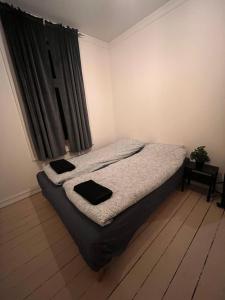 1 dormitorio con 1 cama con 2 almohadas en Rom midt i Oslo sentrum- gå avstand til det meste, en Oslo