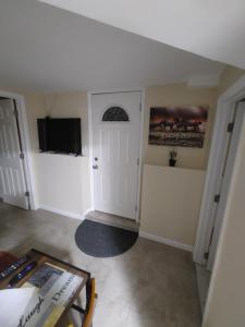 een kamer met een witte deur en een tv bij Guest house in a quiet peaceful area. 