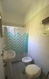 バレリア・デル・マールにあるChalet Valeria del Marのバスルーム(トイレ、洗面台、シャワー付)