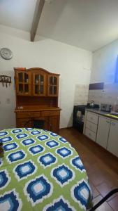 バレリア・デル・マールにあるChalet Valeria del Marのベッドルーム1室(青と緑のキルトのベッド1台付)