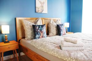 Ένα ή περισσότερα κρεβάτια σε δωμάτιο στο SECRET HIDEAWAYS Wood Lodge mit Kinderzimmer Messe l City l Flughafen l Hbf