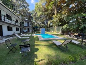 un patio con sillas y una piscina en Hotel Azul Coral, en Cahuita