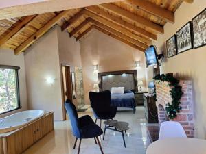 1 dormitorio con 1 cama y baño con bañera. en Cabaña para 2 Giuseppe en Bosque., en Mazamitla