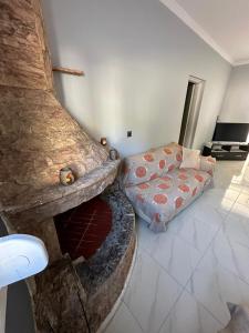 een woonkamer met een bed en een bank bij Σπίτι στα Βασιλικά Σαλαμίνας in Salamis