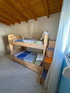 2 beliches num quarto com tecto em madeira em Σπίτι στα Βασιλικά Σαλαμίνας em Salamina