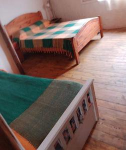 um quarto com uma cama e um tapete num piso de madeira em Cabaña rustica fina em Córdoba