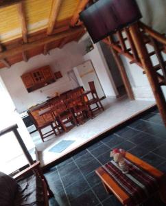 uma vista superior de uma sala de estar com cadeiras e mesas em Cabaña rustica fina em Córdoba