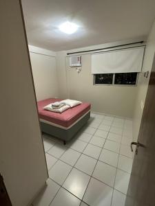 um pequeno quarto com uma cama num quarto em Apartamento 80 m2 com dois quartos - João Pessoa em João Pessoa
