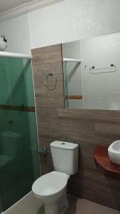 uma casa de banho com um WC, um lavatório e um espelho. em Savanna Suites - Beto Carrero em Penha