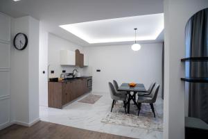 帕萊的住宿－Apartman G1，厨房以及带桌椅的用餐室。