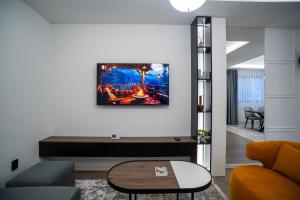 パレにあるApartman G1のソファとテーブルのあるリビングルーム