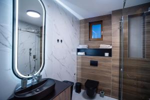 帕萊的住宿－Apartman G1，一间带水槽和玻璃淋浴的浴室
