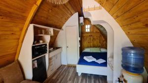 a small kitchen with an archway in a tiny house at Cabañas Peñaflor Glamping in Talagante