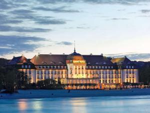 ein großes Gebäude wird nachts beleuchtet in der Unterkunft Sofitel Grand Sopot in Sopot