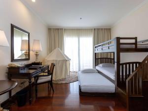 功孟海滩Sofitel Krabi Phokeethra Golf and Spa Resort的一间卧室配有一张桌子和一张双层床。